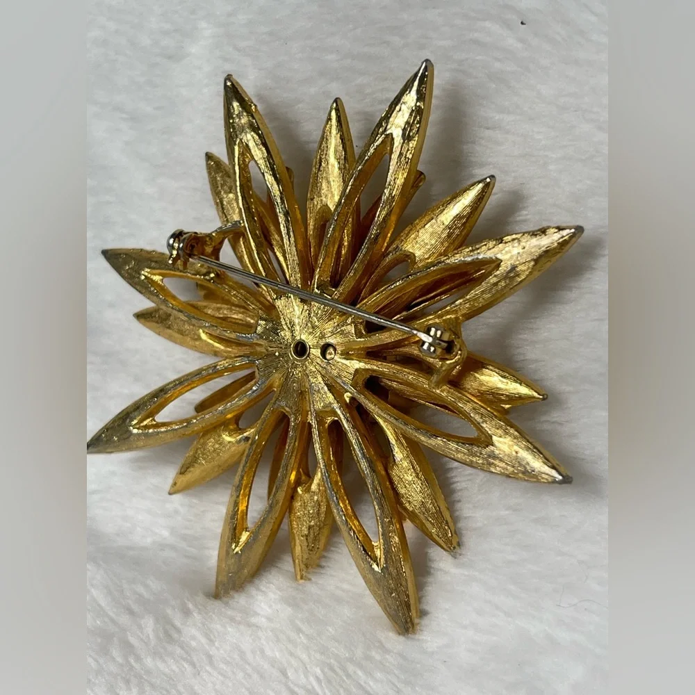 Vintage gold tone brooch large fake pearl